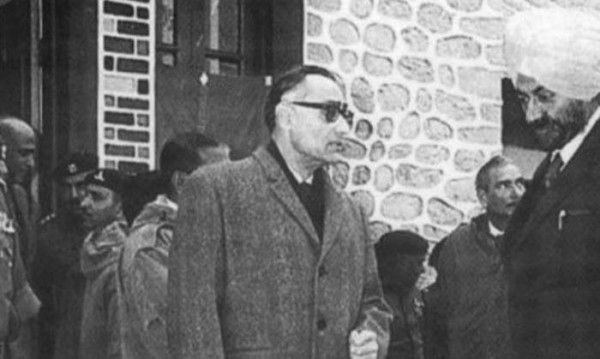 आर एन काओ (बीच में) को इंदिरा गांधी ने 1968 में रिसर्च एंड एनालिसिस विंग (रॉ) की स्थापना के लिए चुना था (तस्वीर:विकिमीडिया कॉमन्स) Untitled Design