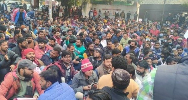 शिक्षक भर्ती की मांग को लेकर धरने पर बैठे अभ्यर्थी शिक्षक भर्ती की मांग को लेकर धरने पर बैठे अभ्यर्थी