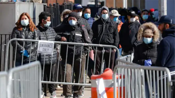 अमेरिका और यूरोप में कोरोना वायरस के मामले बड़ी तेजी से बढ़े हैं. (फोटो: एसोसिएट प्रेस)