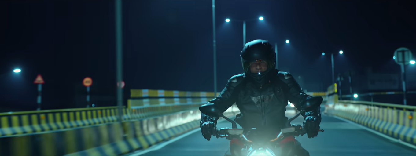 अपना हीरो अर्जुन, जिसे फिल्म और रियल लाइफ दोनों में ही बाइकिंग का शौक है. अपना हीरो अर्जुन, जिसे फिल्म और रियल लाइफ दोनों में ही बाइकिंग का शौक है.