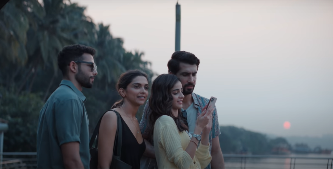 पहली बार मिलने के बाद अलीबाग में टाइम स्पेंड करते चारों लोग. ज़ेन, अलिशा, टिया और करण. 