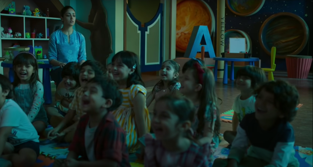 नैना ने स्कूल में पढ़ने वाले बच्चों को होस्टेज रखा है. मगर वो बच्चों को अच्छे से एंटरटेन करती है. ताकि उन्हें पता न चले कि वो किडनैप हो गए हैं.