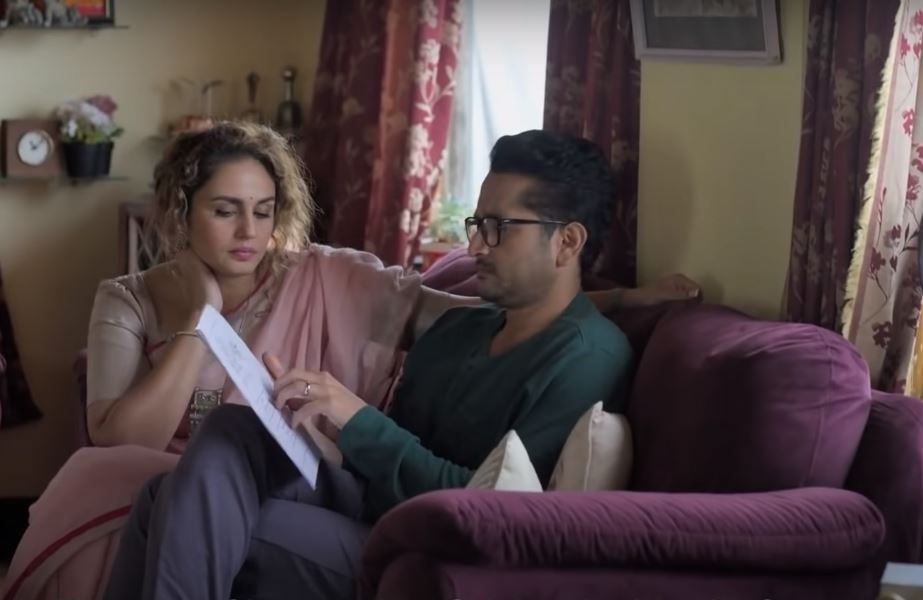 शो से एक स्टिल में परमब्रत चैटर्जी और हुमा कुरेशी. जूही और उसका पति