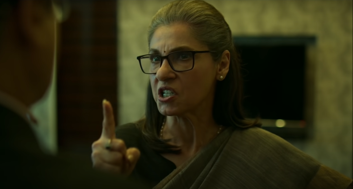 फिल्म के एक सीन में डिंपल कपाड़िया का निभाया माया राजगुरु का किरदार, जो अपने सबोर्डिनेट को सख्त शब्दों में हिदायत दे रही हैं कि वो कभी उन्हें अंडरमाइन करने की कोशिश न करें. 