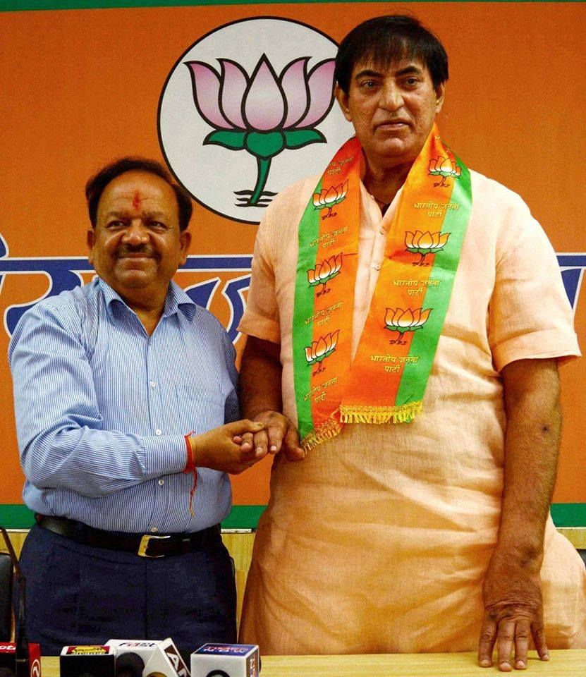 2014 में बीजेपी जॉइन करने के दौरान डॉ. हर्षवर्धन के साथ प्रवीण कुमार सोबती.