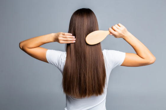 वेवी बाल वालों को नहीं पड़ती जल्दी-जल्दी हेयर वॉश की ज़रूरत- Freepik Hair wash