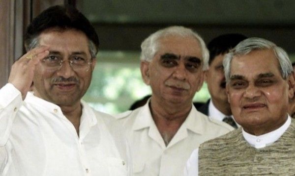 आगरा समिट के दौरान जनरल परवेज़ मुशर्रफ और अटल बिहारी वाजपेयी (तस्वीर: AP) Aa