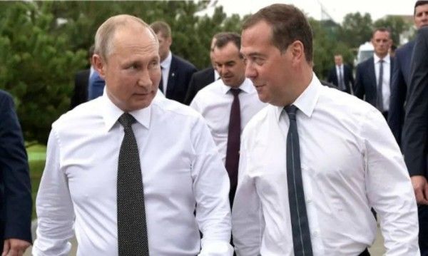 रूस के राष्ट्रपति व्लादिमीर पुतिन के साथ पीएम दमित्री मेदवेदेव (फाइल फोटो-PTI) 