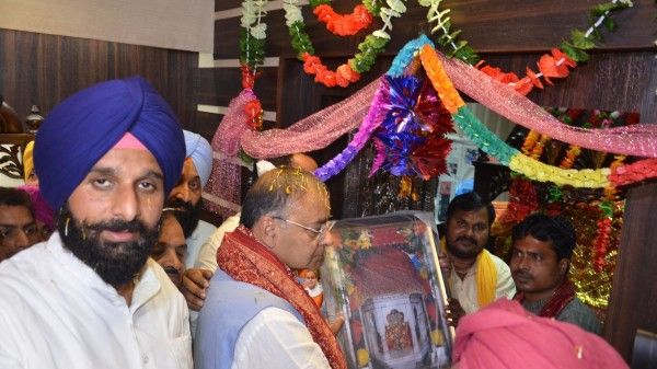 2014 के लोकसभा चुनावु प्रचार के दौरान बिक्रम सिंह मजीठिया और अरुण जेटली. (फोटो: ट्विटर) 2014 के लोकसभा चुनावु प्रचार के दौरान बिक्रम सिंह मजीठिया और अरुण जेटली. (फोटो: ट्विटर)
