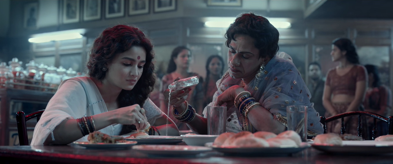 फिल्म में अपने सबसे पावरफुल सीन के दौरान आलिया भट्ट के साथ विजय राज.