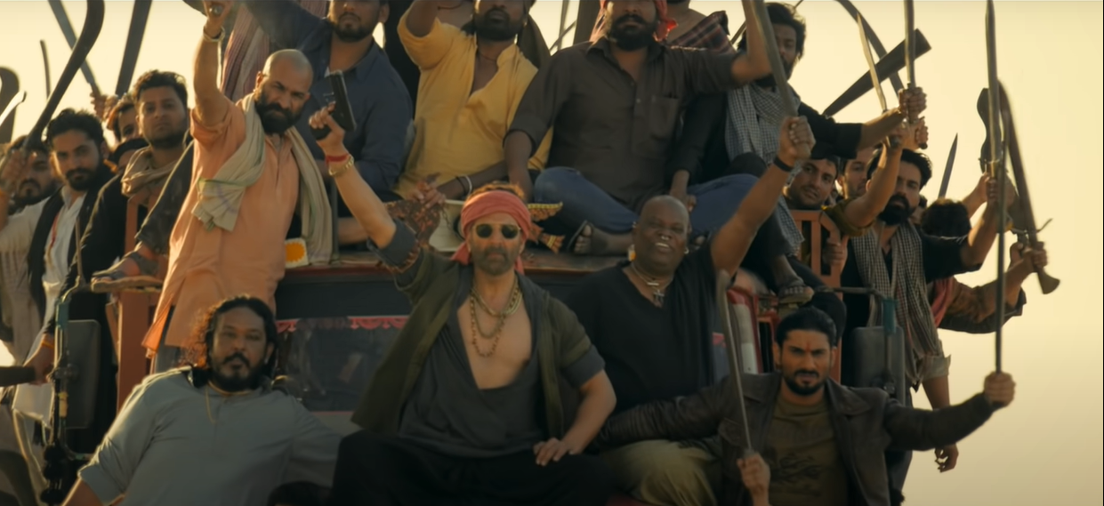 फिल्म का नायक या यूं कहें कि खलनायक बच्चन पांडे और उसकी गैंग.