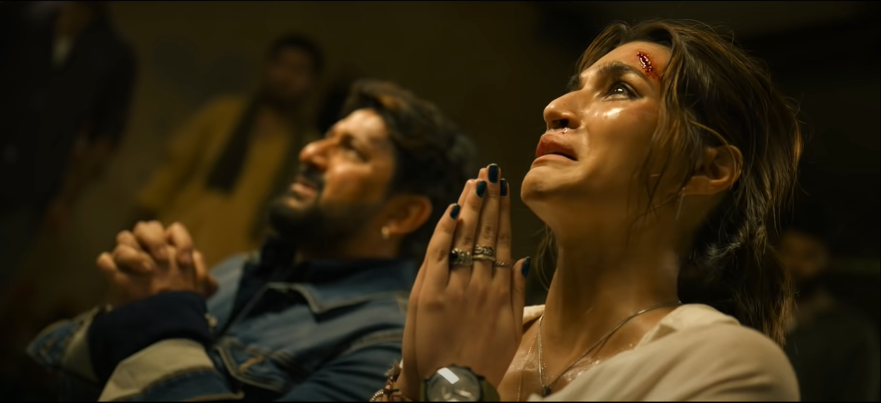 बच्चन पांडे का सामने गिड़गिड़ाते हुए अपनी जान की भीख मांगते मायरा और विशु.