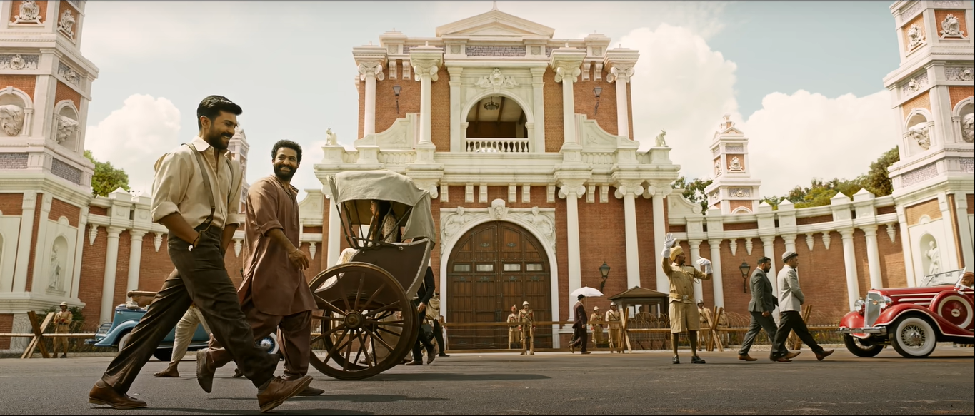 रामा राजू के रोल में राम चरण और कोमाराम भीम के किरदार में NTR जूनियर. ये बिना एक-दूसरे की असलियत जाने इन दोनों की दोस्ती की शुरुआत है.