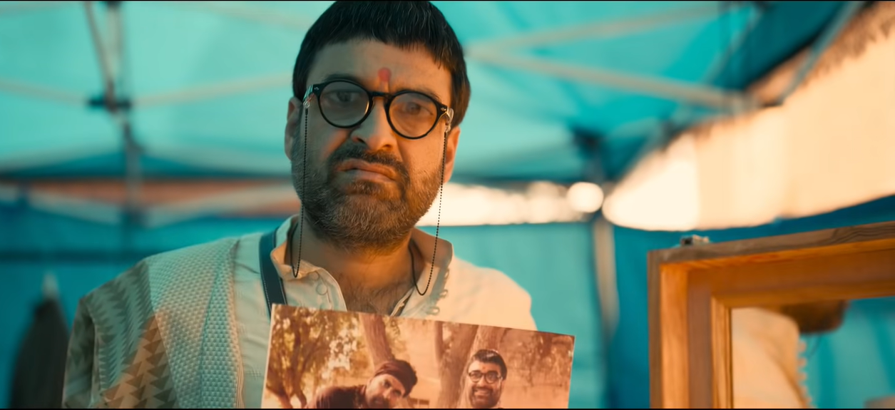 भावेश भोपलो नाम के एक्टिंग टीचर के रोल में पंकज त्रिपाठी.