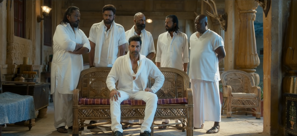 अपनी बायोपिक में लीड रोल करता बच्चन पांडे. मगर उसके ऊपर बनी फिल्म का नाम है BP माने 'भोला पांडे'.