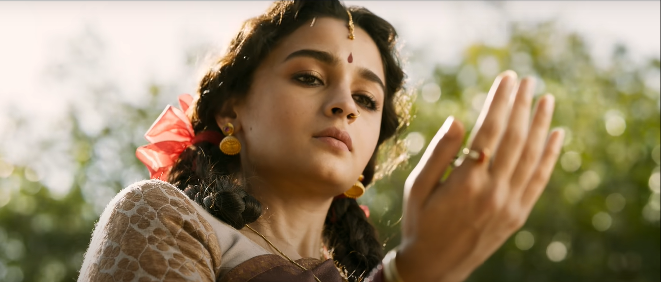 आलिया भट्ट ने राम की मंगेतर सीता का रोल किया है. मगर आलिया के हिस्से ज़्यादा सीन्स नहीं है.