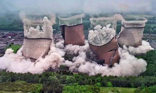 ब्लास्ट के बाद पावर प्लांट की चिमनियां (फोटो सोर्स ट्विटर)