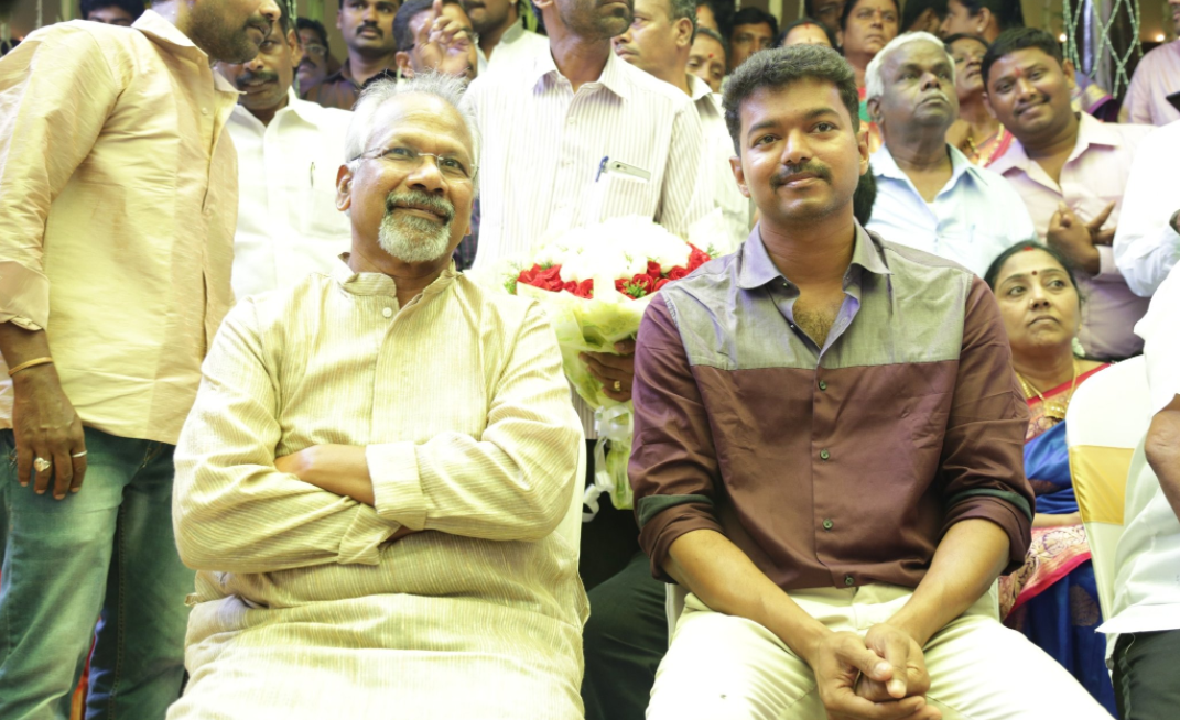 एक इवेंट के दौरान मणिरत्नम के साथ थलपति विजय. विजय फिल्म में वंदियादेवन का रोल करने वाले थे. जबकि अरुलमोली उर्फ सम्राट राजाराज का रोल महेश बाबू करने वाले थे. 