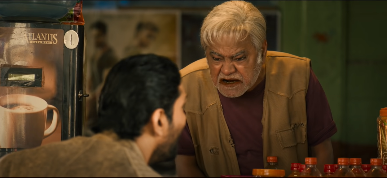 बफरिंग चाचा के रोल में संजय मिश्रा. उनके रुक-रुककर बोलने की कंडिशन को फनी लगना था. मगर वैसा हो नहीं पाता.