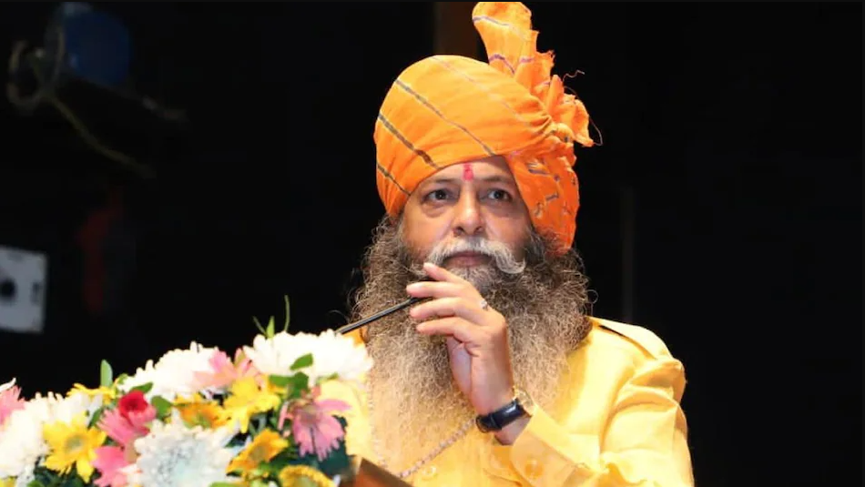 एक इवेंट के दौरान जनता को संबोधित करते करणी सेना प्रमुख सूरज पाल सिंह अमु. ये वही करणी सेना है, जिन्होंने 'पद्मावत' की रिलीज़ को लेकर खूब हल्ला काटा था. वो फिल्मों को लेकर अपने विवादित बयान और हरकतों के लिए जाने जाते हैं. 