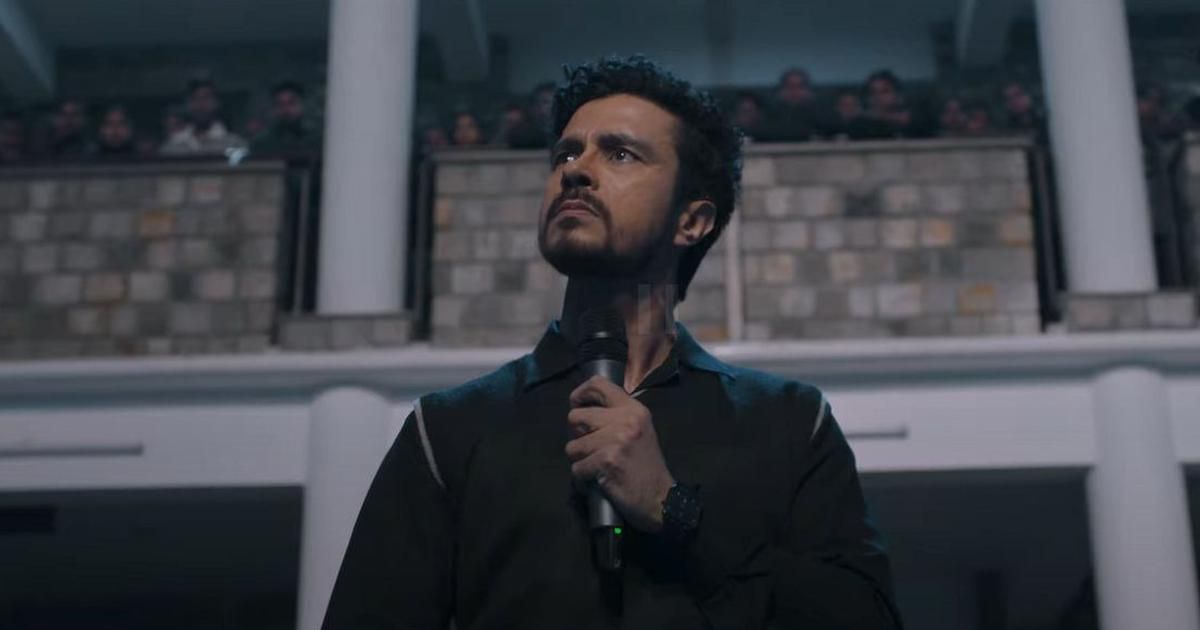 फिल्म के क्लाइमैक्स में हज़ारों छात्रों के सामने स्पीच देता कृष्णा पंडित. ये रोल दर्शन कुमार ने किया है.