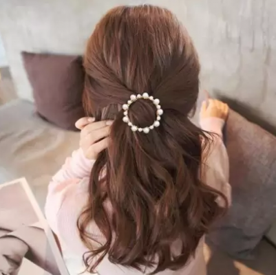 होली खेलते समय कोई भी हेयर एक्सेसरी लगाने से बचें Hair accessory