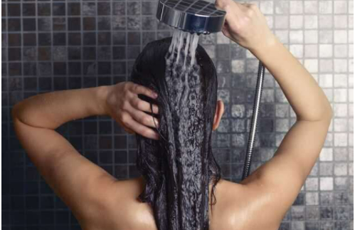 सबसे पहले खाली पानी से बालों को धोएं hair wash