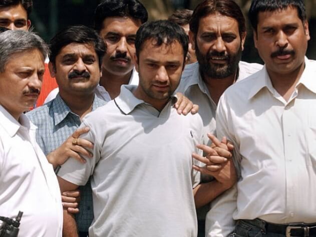 गिरफ्तारी के बाद पुलिस के साथ शेर सिंह राणा. गिरफ्तारी के बाद पुलिस के साथ शेर सिंह राणा.