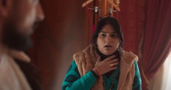 सीरीज़ का ट्रेलर अगर आपने देखा होगा तो उसमें स्नेहिल दीक्षित एक लाइन कहती हैं, 'ए जी ई गाली दे रहे हैं.'बस पूरी सीरीज़ में इनसे सिर्फ गालियों को लेकर ही चर्चा होती है. इन्हें बस फिलर्स के जैसे दिखाया गया है. जबकि आप इससे कुछ ज़्यादा की उम्मीद रखते हैं. 