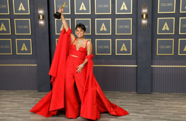 एरियाना ने वेस्ट साइड स्टोरी में अनीता का किरदार निभाया है, जो लीड ऐक्ट्रेस मारिया के भाई की गर्लफ़्रेंड और मारिया की दोस्त है. (फोटो - Getty) Ariana De Bose Getty Oscars