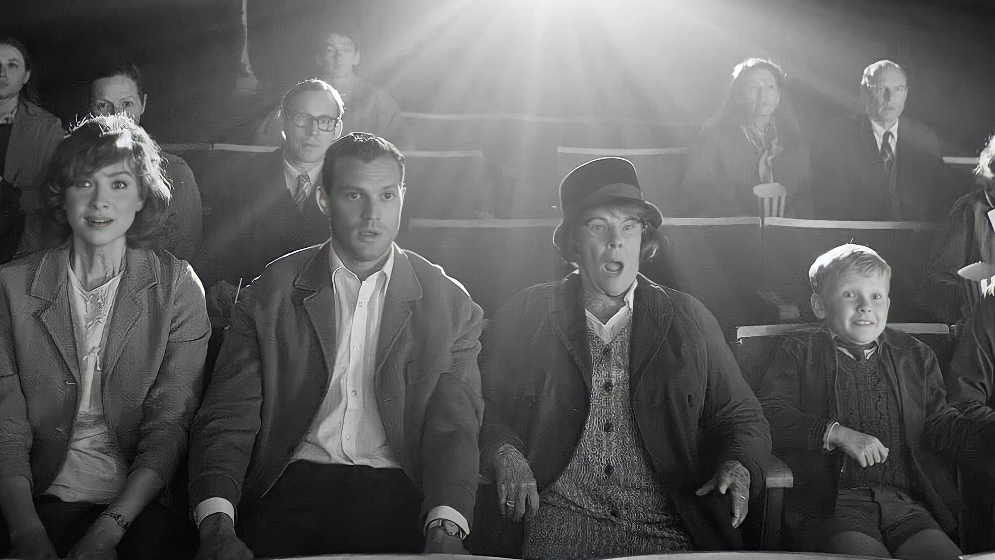 फिल्म 'बेलफास्ट' के एक सीन में कैट्रियोना बाफ, जैमी डॉर्नन और जूड हिल.