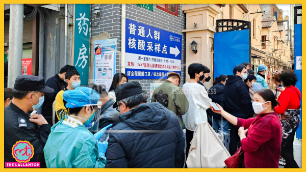 चीन के चांगचुन शहर में लोगों की कोविड टेस्टिंग करते स्वास्थ्यकर्मी. (फोटो: एपी)