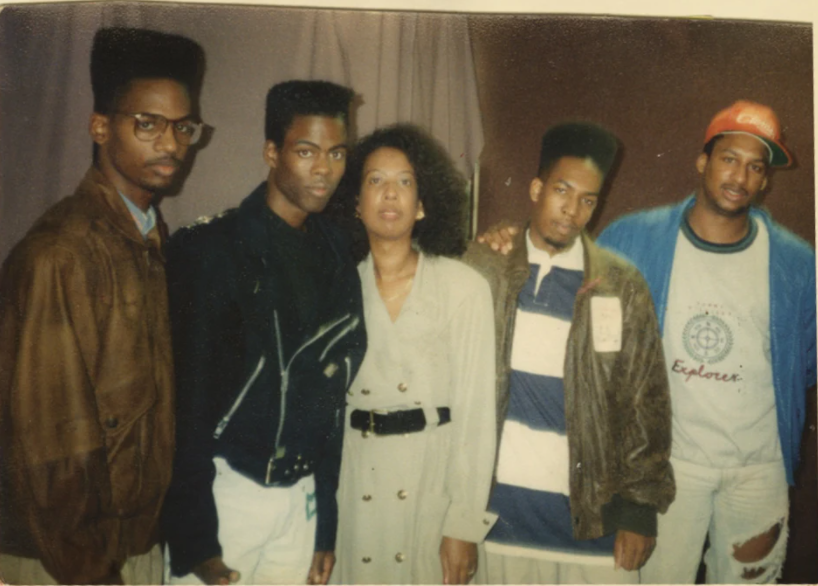 अपनी मां और भाइयों के साथ क्रिस रॉक (बाएं से दूसरे). अपनी मां और भाइयों के साथ क्रिस रॉक (बाएं से दूसरे).