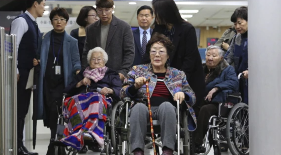 94 साल की ली ओक सियोन, जिन्हें जापानी सैनिक 14 साल की उम्र में किडनैप करके चीन ले गए थे. Comfort Women Victims