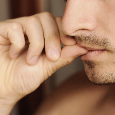 नाखून चबाने की आदत को कम करने के लिए कुछ सिंपल स्टेप्स ले सकते हैं