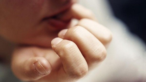 कुछ लोग फ्रस्ट्रेट होने पर नाखून चबाने लगते हैं