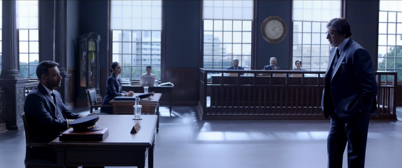 फिल्म 'रनवे 34' के ट्रेलर में ब्लाइंड लैंडिंग करने के लिए ट्रायल का सामना करता कैप्टन विक्रांत खन्ना.