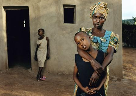 1994 में रवांडा नरसंहार के दौरान बलात्कार के परिणामस्वरूप पैदा हुई बेटी को गले लगाते हुए रवांडा की एक महिला की फोटो ने ब्रिटेन की राष्ट्रीय पोर्ट्रेट गैलरी का वार्षिक फोटोग्राफिक पुरस्कार जीता (तस्वीर - रायटर्स) Rwanda Genocide