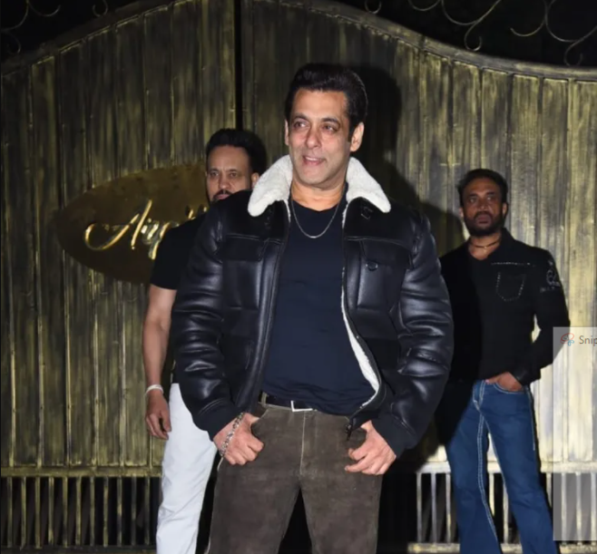 बीते साल अपने जन्मदिन के मौके पर अर्पिता फार्म के गेट पर मीडिया इंटरैक्शन करते सलमान खान.