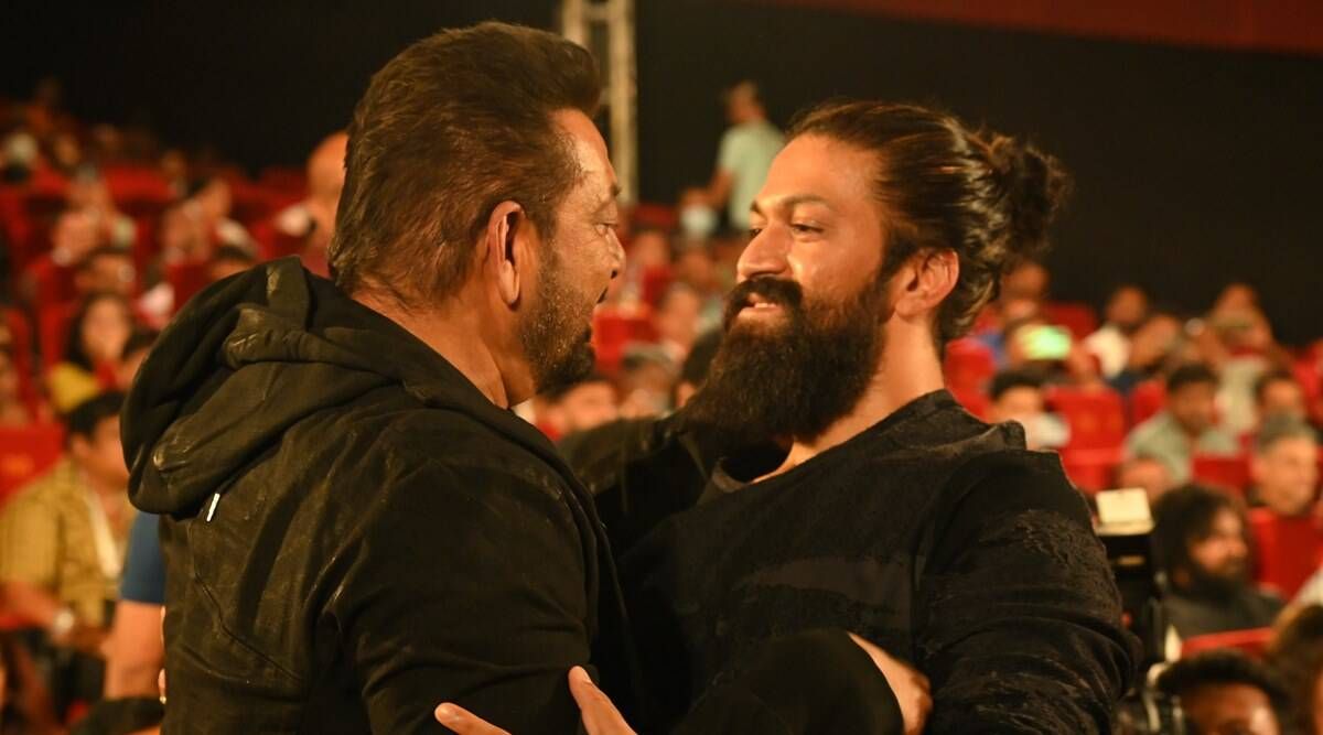 KGF 2 के एक इवेंट के दौरान संजय दत्त और यश.