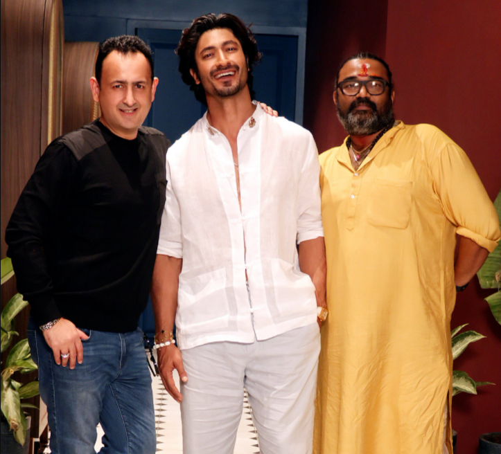 'शेर सिंह राणा' में विद्युत जामवाल टाइटल कैरेक्टर प्ले करेंगे. इस फिल्म की घोषणा के मौके पर विद्युत के साथ प्रोड्यूसर विनोद भानुशाली और डायरेक्टर श्रीनारायण सिंह (सबसे दाएं). 'शेर सिंह राणा' में विद्युत जामवाल टाइटल कैरेक्टर प्ले करेंगे. इस फिल्म की घोषणा के मौके पर विद्युत के साथ प्रोड्यूसर विनोद भानुशाली और डायरेक्टर श्रीनारायण सिंह (सबसे दाएं).