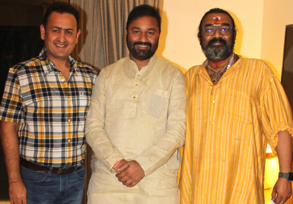 अपने ऊपर बन रही फिल्म के मेकर्स के साथ शेर सिंह राणा. अपने ऊपर बन रही फिल्म के मेकर्स के साथ शेर सिंह राणा.