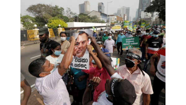 Sri Lanka के वित्त मंत्री के खिलाफ विरोध प्रदर्शन करते लोग. (फोटो: रॉयटर्स)