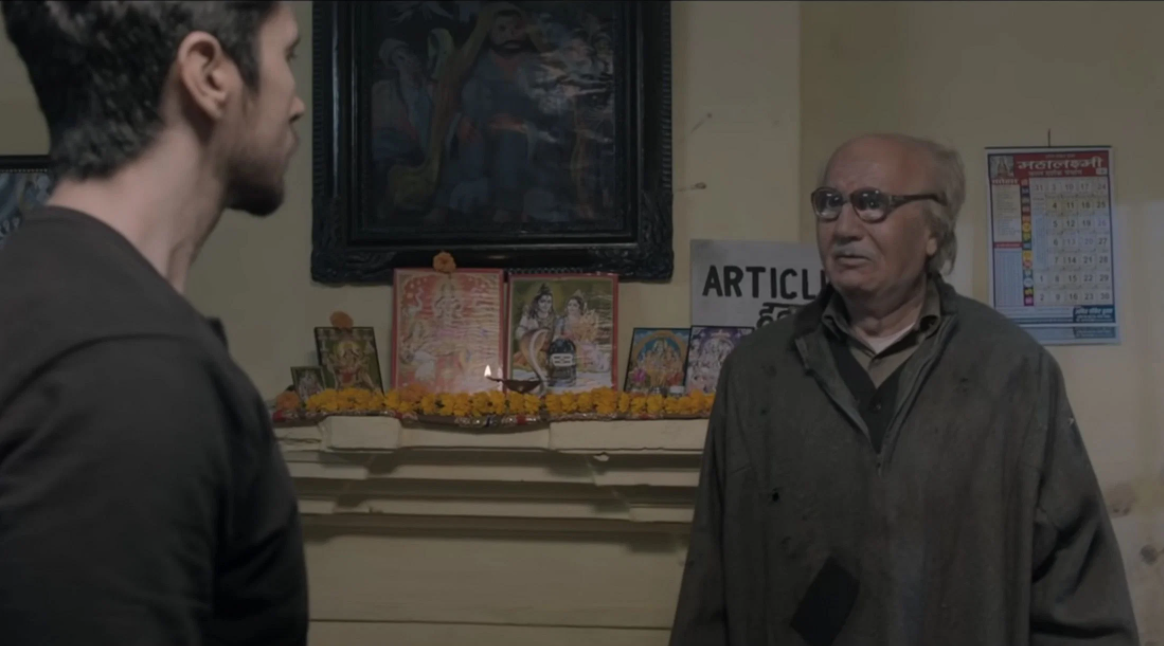 पुष्कर नाथ के रोल में अनुपम खेर. 1990 में हुए एक्सोडस में उनकी पूरी फैमली खत्म हो गई थी. बस दो चीज़ें बची थीं, उनका पोता कृष्णा और पुष्कार का दोबारा कश्मीर जाने का सपना.