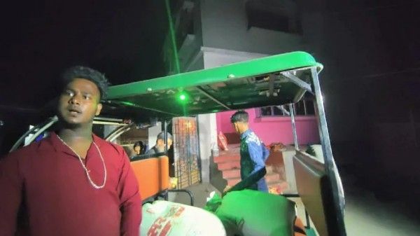 हिंसा के बाद गांव से पलायन करते लोग (फोटो: आजतक) West Bengal Birbhum