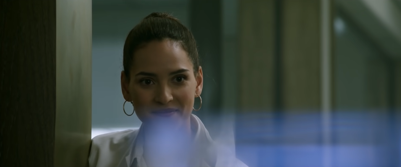 फिल्म के एक सीन में मॉर्बियस की गर्लफ्रेंड मार्टिन बैंक्रॉफ्ट का रोल करने वाली एड्रिया अरजोना.