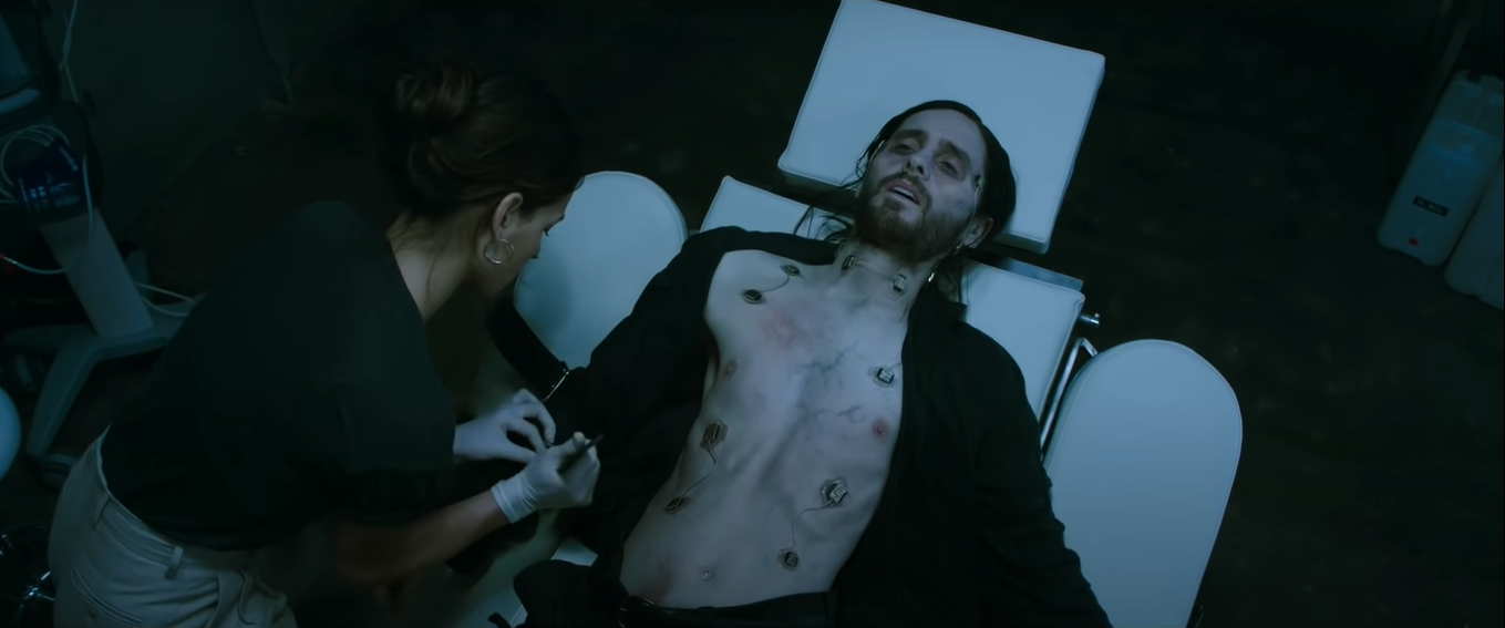 अपने बदन में सेरम इंजेक्ट करता डॉक्टर माइकल मॉर्बियस.