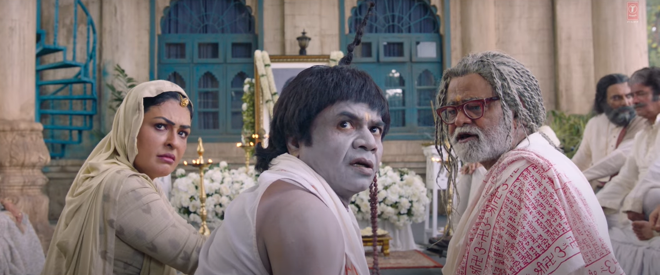 फिल्म के एक सीन में छोटे पंडित के रोल में राजपाल यादव. साथ में हैं संजय मिश्रा और अश्विनी कालसेकर.