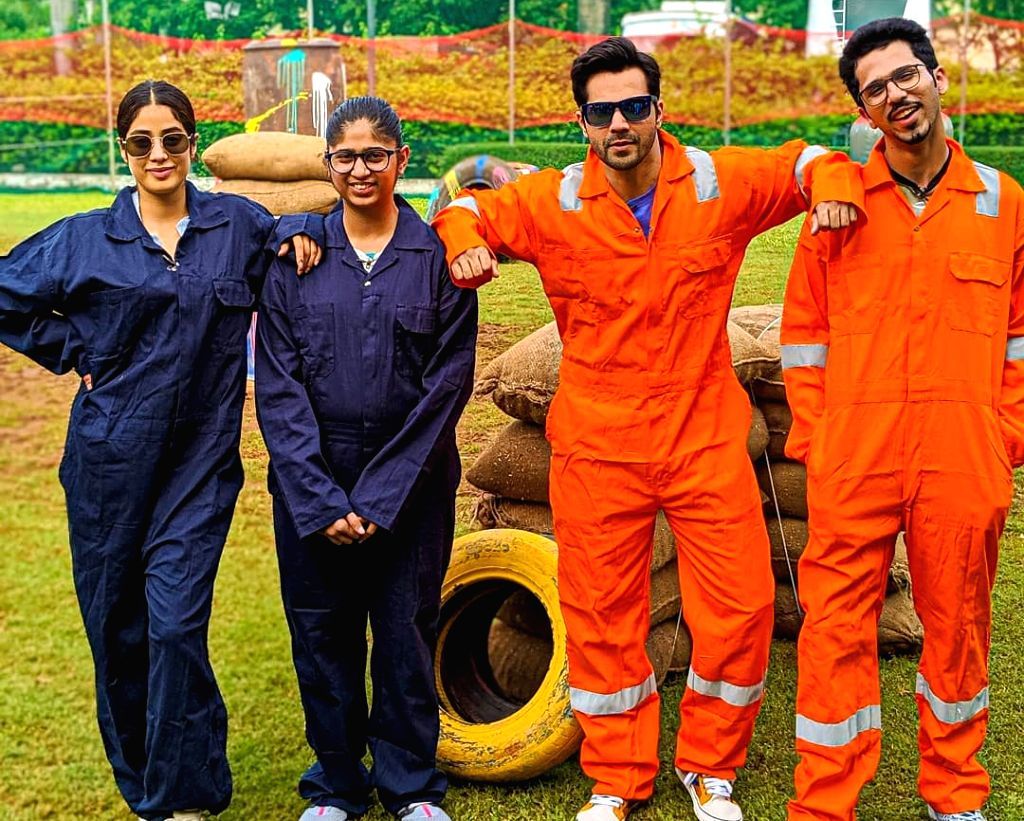 एक इवेंट के दौरान फैंस के साथ पेंटबॉल खेलते जाह्नवी कपूर और वरुण धवन.