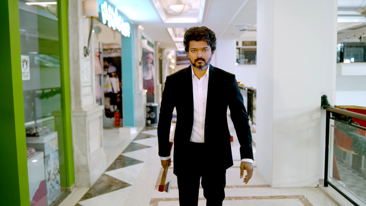 फिल्म के एक सीन में थलपति विजय. उनका एंट्री सीन थिएटर्स में खूब सीटियां-तालियां बटोरने वाला है.